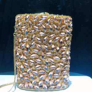 Details der Abendtasche mit marquise-rosa Kristallen und funkelndem Gold-Beschlag