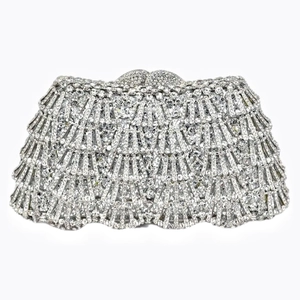 Pochette de soirée argentée avec strass scintillants, motif éventail et fermoir métal