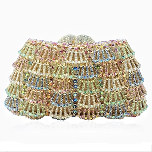 Pochette de soirée dorée avec strass multicolores et motif en éventail