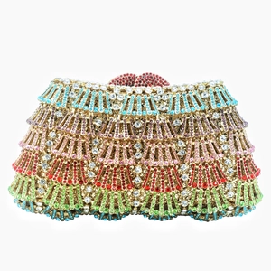 Pochette de soirée luxe avec strass colorés, motifs éventail et fermoir cœur doré