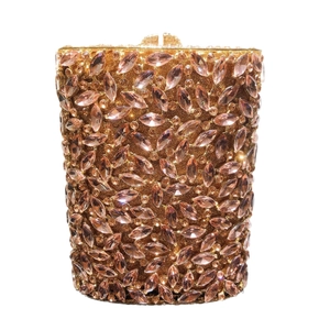 Elegante Abendtasche mit champagnerfarbenen Kristallen und goldenem Metallverschluss