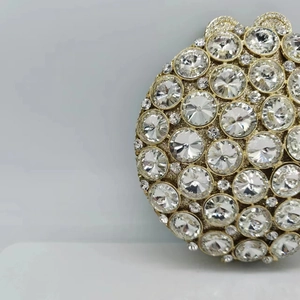 Pochette de soirée ronde dorée ornée de strass brillants pour les galas élégants
