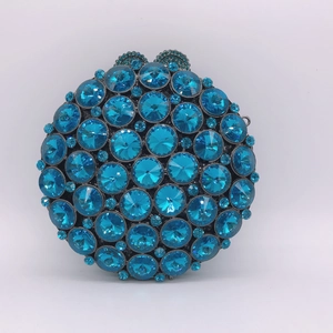 Vue détaillée des cristaux bleu foncé sur une pochette de soirée ronde sertie de strass