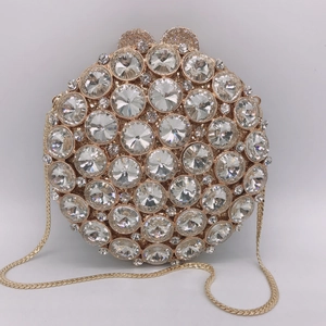 Détails de la pochette ronde dorée de soirée ornée de strass brillants et luxueux