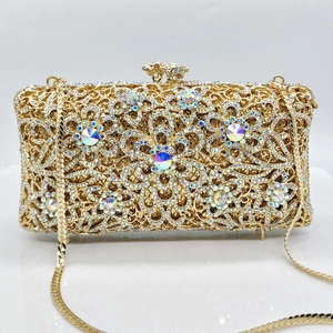 Detailansicht der goldenen Abendtasche mit hohlen Blumen und bunten Strasssteinen