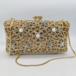 Makroaufnahme der goldenen Abendtasche mit Blumenmuster und großen Kristallen