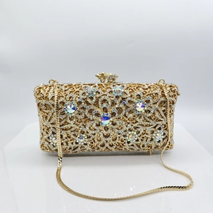 Abendtasche mit floralem Ausschnitt, funkelnden Strasssteinen und goldener Kette