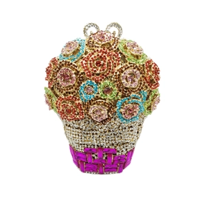 Détail d'une pochette panier à fleurs avec strass colorés et décor floral sur le dessus