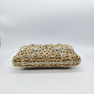 Elegante goldene Abendtasche mit aufwendigem Hohlmetallblumenmuster und Strasssteinen