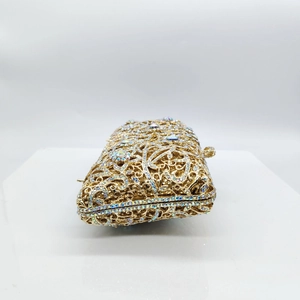 Luxuriöse goldene Abendtasche mit Kristallbesatz und aufwendigen Strass-Blumenmustern