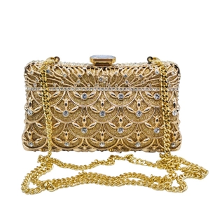 Elegante pochette dorata con strass, chiusura in cristallo e tracolla a catena in metallo