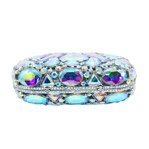 Détail macro d'une pochette de soirée luxueuse avec cristaux AB irisés et strass brillants