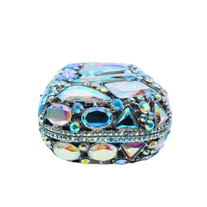 Détail macro d'une pochette de soirée luxueuse avec cristaux irisés multi-formes