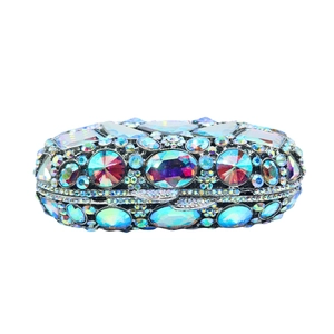 Détail d'une pochette de soirée luxueuse ornée de cristaux et strass colorés