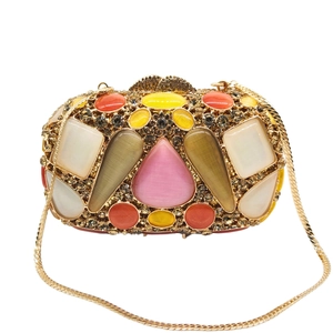 Détails des strass colorés et de la chaîne dorée sur cette pochette de soirée de luxe
