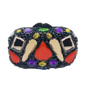 Vue macro de la pochette de soirée sertie de cristaux et de motifs géométriques colorés