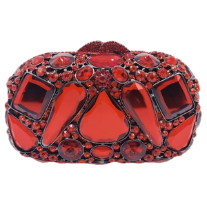 Vue détaillée d'une pochette de soirée en cristal rouge avec divers ornements strass