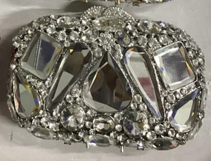 Vue détaillée d'une pochette de luxe ornée de strass étincelants en forme de goutte d'eau