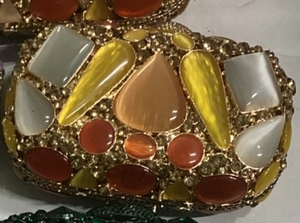Détail d'une pochette de soirée de luxe ornée de strass brillants et de pierres colorées
