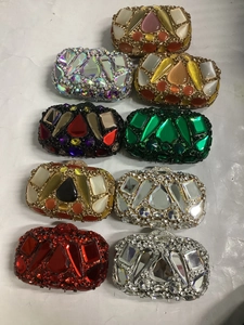 Sélection de pochettes de soirée de luxe ornées de strass et cristaux colorés