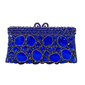 Dettaglio di cristalli blu e strass sulla borsa da sera in metallo con design scavato