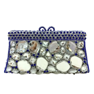 Dettaglio pochette blu con strass, grandi cristalli e chiusura a scatto circolare