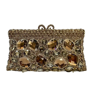 Pochette da sera dorata con strass champagne e telaio metallico traforato