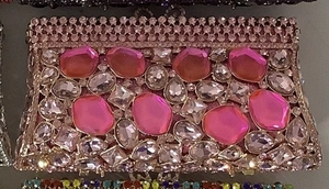 Dettaglio borsa da sera rosa con strass scintillanti e grandi gemme incastonate