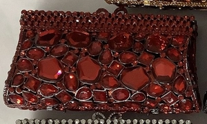 Vista macro di borsa da sera rossa di lusso con decorazioni in cristallo e strass