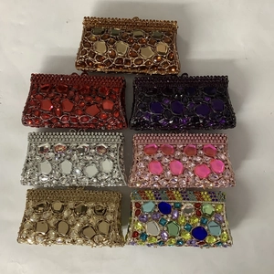 Collezione dettagliata di borse da sera in metallo traforato con strass colorati