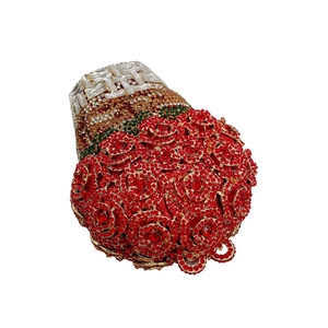Vue macro d'une pochette florale de luxe ornée de strass rouges en forme de panier de fleurs
