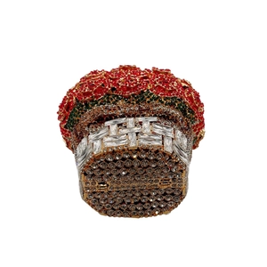 Vue détaillée d'une pochette panier à fleurs ornée de strass rouges et verts éclatants