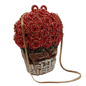 Détail d'une pochette faite main avec roses en cristal rouge et base panier tressé doré