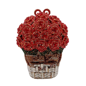 Détails d'un sac à main panier de fleurs avec strass rouges et poignée en forme de cœur