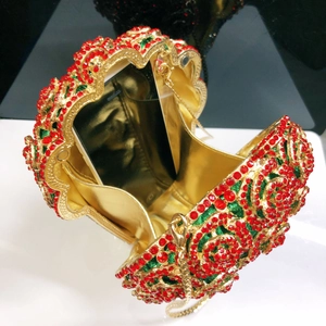 Vue intérieure d'une pochette fleurie en cristal montrant l'espace et la chaîne dorée