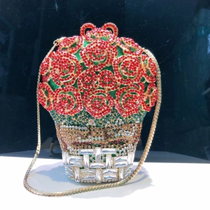 Détail du sac à main panier de fleurs fait main avec roses en cristal et chaîne dorée
