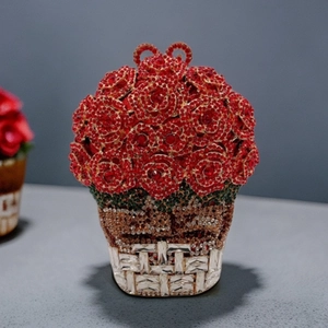 Pochette de soirée panier de fleurs avec roses rouges et cristaux brillants sertis
