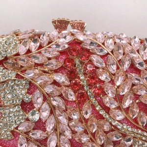 Détails de paillettes rouges et motifs de feuilles en cristal sur une pochette de luxe