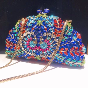 Pochette de soirée paon avec strass multicolores et chaîne dorée amovible