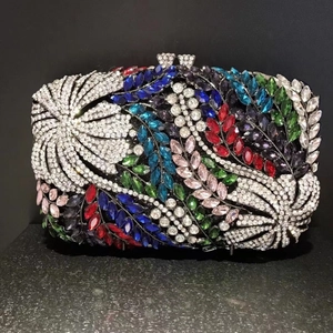 Détail macro de strass floraux multicolores sur une pochette de soirée de luxe en métal