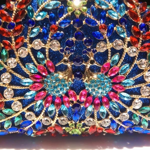 Pochette de soirée paon en tissu pailleté bleu ornée de strass colorés brillants