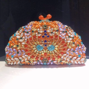 Détails de la pochette paon colorée avec strass scintillants et fermoir en métal sophistiqué