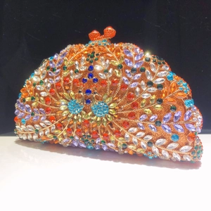 Pochette de soirée paon exquise ornée de cristaux colorés et de diamants brillants