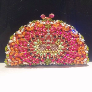Détail de la pochette paon sertie de cristaux colorés avec un fermoir nœud élégant