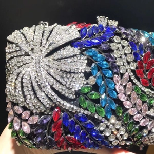 Détail macro de fleurs d'hibiscus en cristaux multicolores sur une pochette de soirée