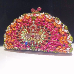Détail du motif paon avec cristaux multicolores sur une pochette de soirée demi-lune
