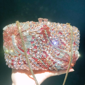 Détail de la pochette florale avec strass roses et blancs et chaîne dorée