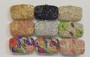 Vue macro de pochettes de soirée à fleurs en cristal aux couleurs et motifs variés