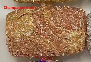 Détail de l'embrayage hibiscus champagne avec motifs complexes de strass brillants