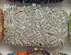 Gros plan détaillé de la pochette hibiscus argentée avec incrustation florale de strass